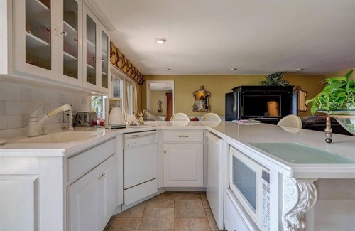 Moneta House | Smith Mountain Lake Waterfront Stunning Hot Tub Kayaks Paddle Boards Pedal Boat