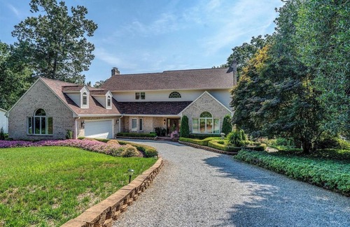 Moneta House | Smith Mountain Lake Waterfront Stunning Hot Tub Kayaks Paddle Boards Pedal Boat