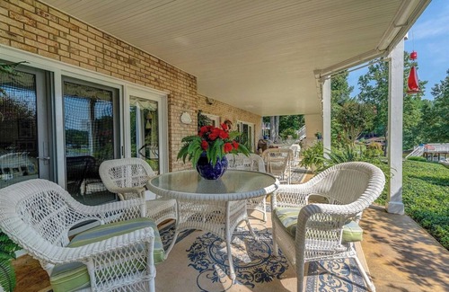 Moneta House | Smith Mountain Lake Waterfront Stunning Hot Tub Kayaks Paddle Boards Pedal Boat