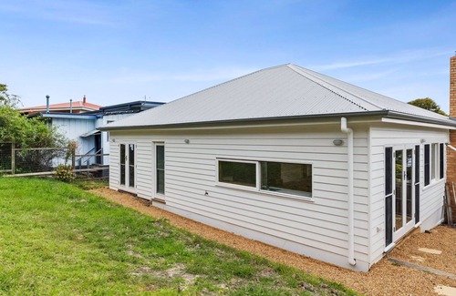 Lorne House | Smith - Stroll to the beach