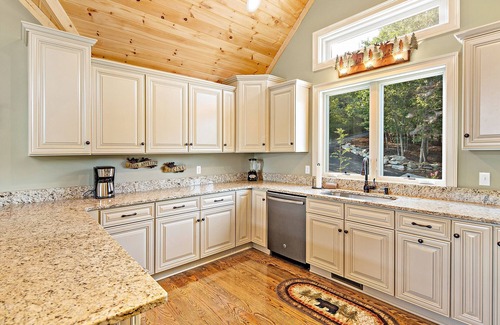 Lake Lure House | SMITH TREEHOUSE LAKE LURE: CLOSE TO ASHEVILLE AND TYRON WITH KILLER VIEWS