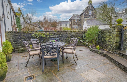 Hawkshead Cottage | Smithy Cottage - sleeps 6, dog friendly, central in Hawkshead with parking
