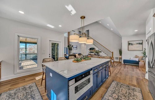 Moneta House | SML Sunset Escape~7 Bedroom/5 Bath~Sleeps 18~Hot Tub~Fire Pit~Private 2 Slip Dock~Pet Friendly