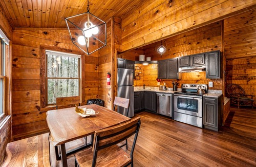 Townsend Cabin | Smoke Rise is a Modern Upscale Cabin with a GARAGE, minutes from National Park!