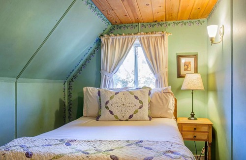 Twin Peaks Hotel | Smokey Bear Ranger - Three-Bedroom | Five Beds | ¾ Bathroom | Sleeps Eight