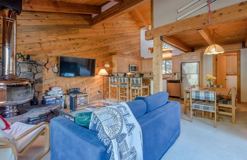 Warm Springs Condo | Smokey Plaza Condo 1 - Cozy Mountain Abode with Scenic View