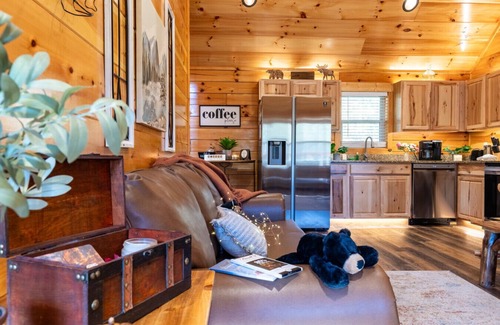Sevierville Cabin | Smokies Couple Getaway by Ghosal Lodging