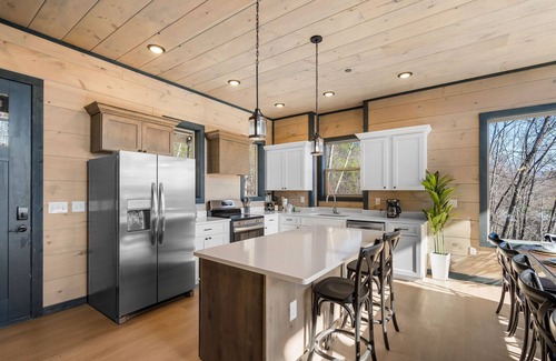 Sevierville Cabin | Smokies/modern'25 cabin/King bed/Indoor POOL/Hot tub/Theatre/Pet/Parking/privacy