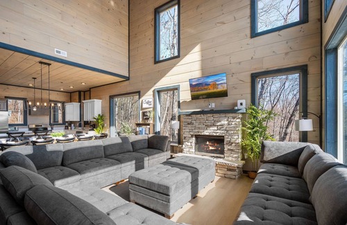 Sevierville Cabin | Smokies/modern'25 cabin/King bed/Indoor POOL/Hot tub/Theatre/Pet/Parking/privacy