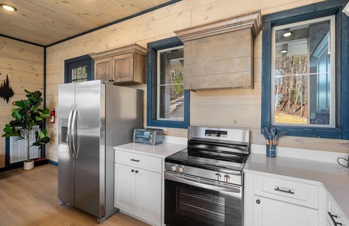 Sevierville Cabin | Smokies/modern'25 cabin/King bed/Indoor POOL/Hot tub/Theatre/Pet/Parking/privacy