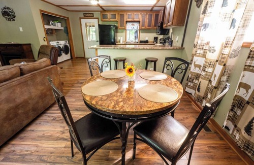 Sevierville Cabin | Smoky Cozy Cabin/Family-Oriented/Prime-Location/Hot-tub/Pet friendly/Fire-pit
