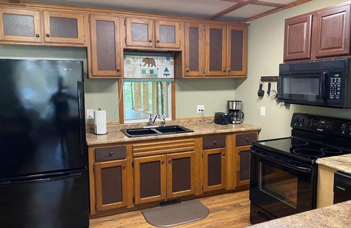 Sevierville Cabin | Smoky Cozy Cabin/Family-Oriented/Prime-Location/Hot-tub/Pet friendly/Fire-pit