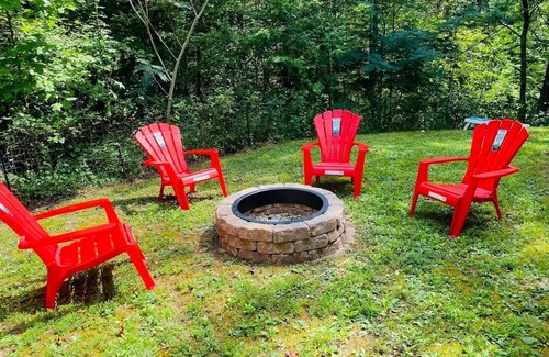 Sevierville Cabin | Smoky Cozy Cabin/Family-Oriented/Prime-Location/Hot-tub/Pet friendly/Fire-pit