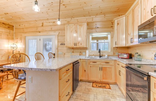 Hartford Cabin | Smoky Mountain Cabin Rental w/Hot Tub & Views!