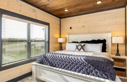 Sevierville House | Smoky Mountain Chalet with Indoor Pool