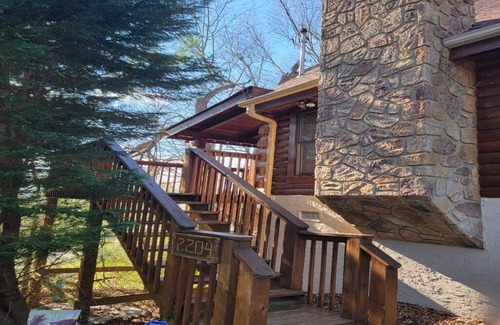 Sevierville Cabin | Smoky Mountain Escape, 2BR Cabin w/Loft, Hot Tub & Arcade – Private & Peaceful!