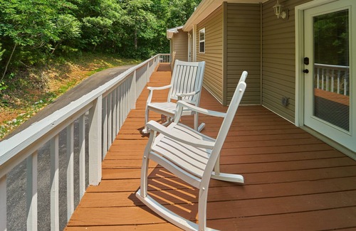 Newport House | Smoky Mountain Retreat!