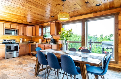 Gatlinburg - Pigeon Forge House | Smoky Mountains Chalet with Hot Tub