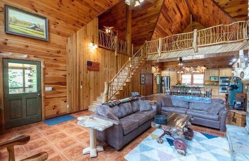 Franklin Cabin | Smoky Mtn Cabin - Hot Tub, Pool Table, Wrap Around Deck, 2x Fire Pits, Starlink