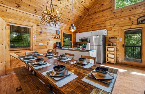 Sevierville Cabin | Smoky Mtn Cabin/Sleeps 8/Hot Tub/Pool Table