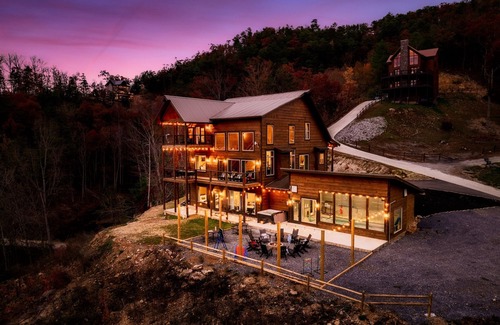 Gatlinburg - Pigeon Forge Cabin | Smoky Mtn -GameRoom,Theater,Firepit,HeatedPool&BBQ