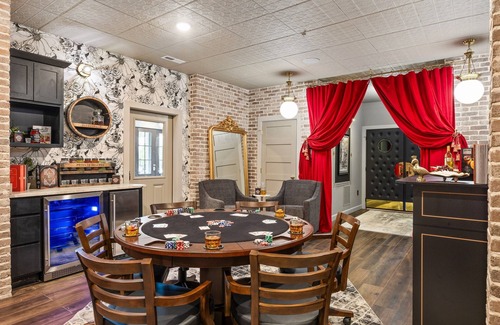 Sevierville Cabin | Smoky Mtn Luxury Retreat, Great for Events!Indoor pool,Water Park,10bSleeps 34,