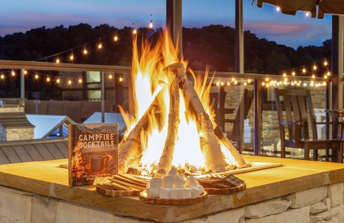 Sevierville Cabin | Smoky Mtn Luxury Retreat, Great for Events!Indoor pool,Water Park,10bSleeps 34,