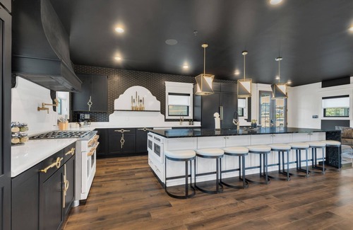 Wears Valley Cabin | Smoky Mtn Ultra Luxury Cabin, IndoorPool, PS5, Waterpark, Pool Table, 8Bsleeps26