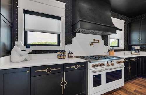 Wears Valley Cabin | Smoky Mtn Ultra Luxury Cabin, IndoorPool, PS5, Waterpark, Pool Table, 8Bsleeps26