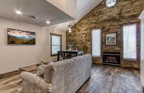 Gatlinburg - Pigeon Forge House | Smoky Vista Cottage, Hot Tub, WIFI, Mtn Views, 685 FREE tickets each paid day!