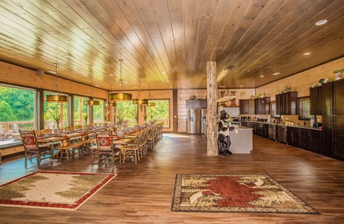 Gatlinburg - Pigeon Forge Cabin | SMRetreat: SpectacularViews! Theater, Games, HotTub, Wifi, FirePit, Large Groups