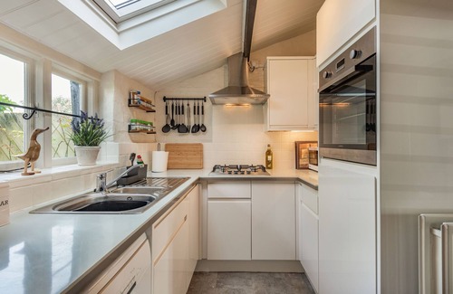 Christchurch Cottage | SMUGGLERS COTTAGE, pet friendly, with open fire in Christchurch