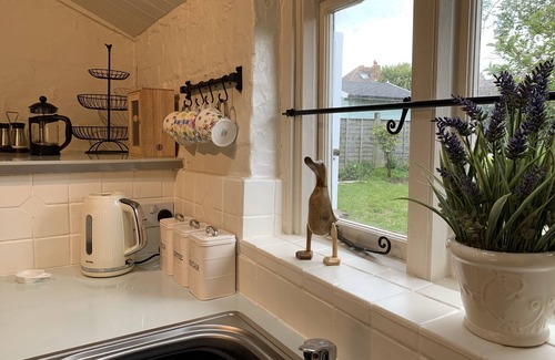 Christchurch Cottage | SMUGGLERS COTTAGE, pet friendly, with open fire in Christchurch
