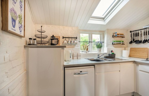 Christchurch Cottage | SMUGGLERS COTTAGE, pet friendly, with open fire in Christchurch