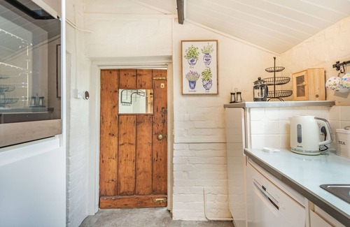 Christchurch Cottage | SMUGGLERS COTTAGE, pet friendly, with open fire in Christchurch
