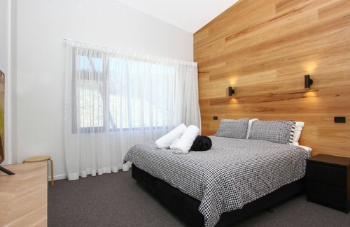 Smiggin Holes Ski Chalet | Smugglers Lodge - Luxury Ski In Ski Out Experience