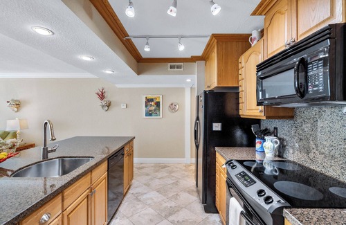 New Smyrna Beach Condo | Smyrna Beach Club 703 spacious beach front condo