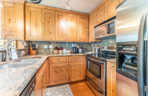 Mountain House Condo | Snake River Village #29 by Summit County Mountain Retreats