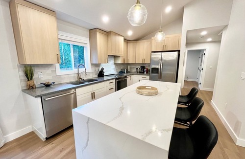 East Renton Highlands House | Snap-Worthy Cliffside Modern 4bed/2Bath Home w/AC, WIFI & Plenty of Parking!