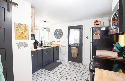 Nashville Cottage | Snoozy Snail short walk to town! Pet Friendly! Charming!