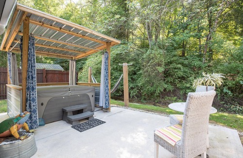 Nashville Cottage | Snoozy Snail short walk to town! Pet Friendly! Charming!