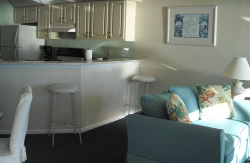 Thomas Drive Condo | SNOW BIRDS! LOW RATES! 3RD FLR, GULF FRNT! 1:30 CK-IN! 2BR 2B, BCH SETUP MAR-OCT