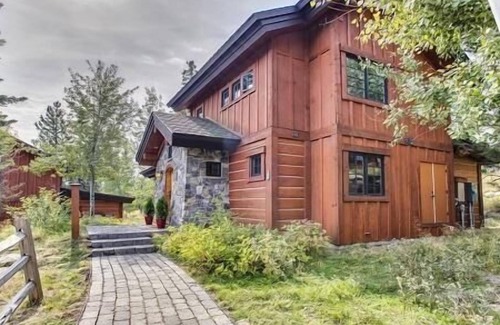 Tamarack Resort Cottage | Snow Pine Cottage - Delightful Cottage with Gas Fireplace