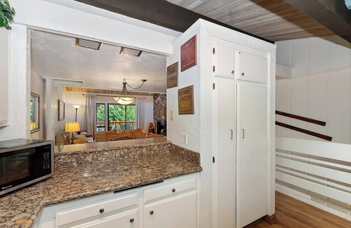 Big Bear Lake Cabin | Snow Summit Ridge : Steps to Snow Summit! Pet Friendly! Community Pool! Cable TV! Deck! Patio!