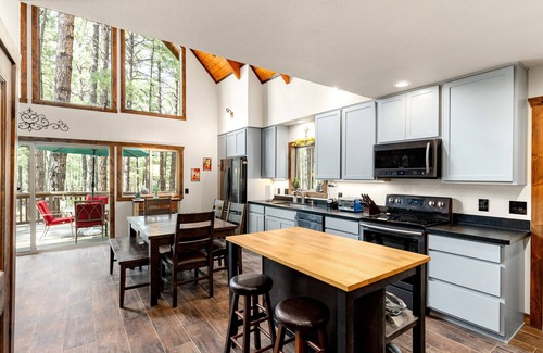 Williams Cabin | Snow Time Whimsical Forest Retreat for Family, Friends w/AC
