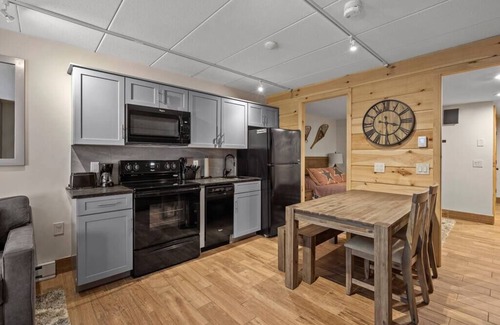West Dover Condo | Snow Tree Lodge @ Base of Mount Snow w/Fireplace!