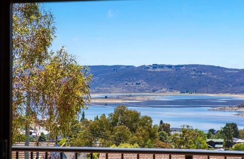 Jindabyne House | Snowbird 1 - Charming 2BR Townhouse l Lake Views l Air-Con l Off-Street Parking