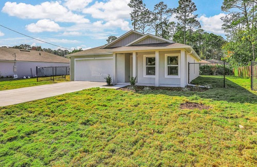 Indian Trails House | Snowbird & Family-Friendly Home with Central AC & WiFi - Near the Beach!