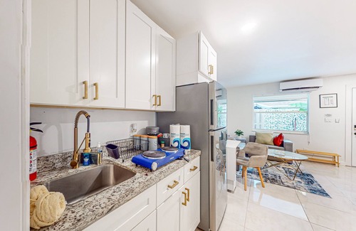 River Oaks Apartment | Snowbird-friendly studio with kitchenette, washer/dryer, desk, streaming, & AC