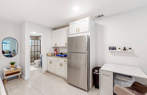 River Oaks Apartment | Snowbird-friendly studio with kitchenette, washer/dryer, desk, streaming, & AC